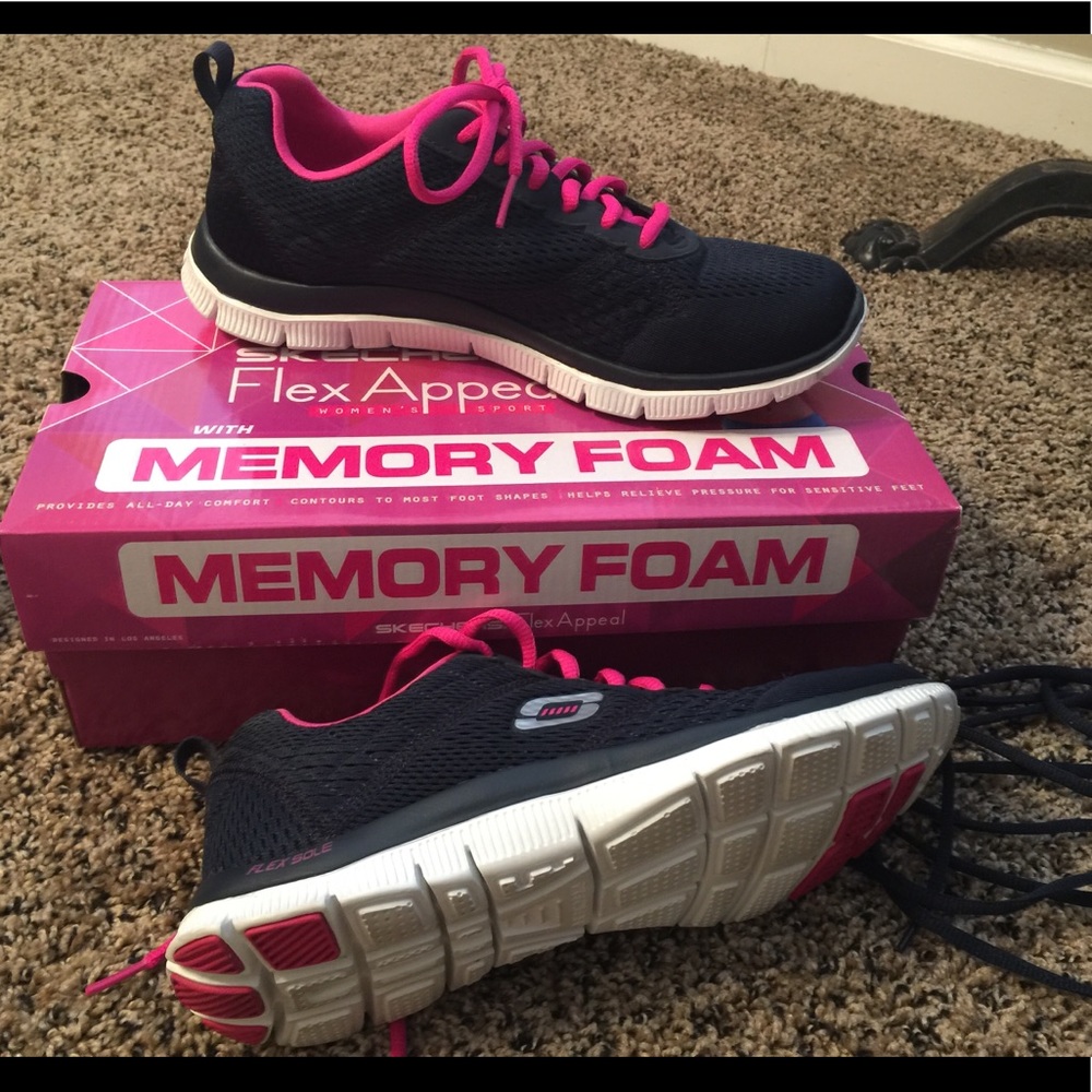 Skechers memory foam shoes size 8.5 (fits 8)